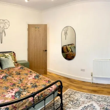 The South Valley Home Neath Extérieur photo